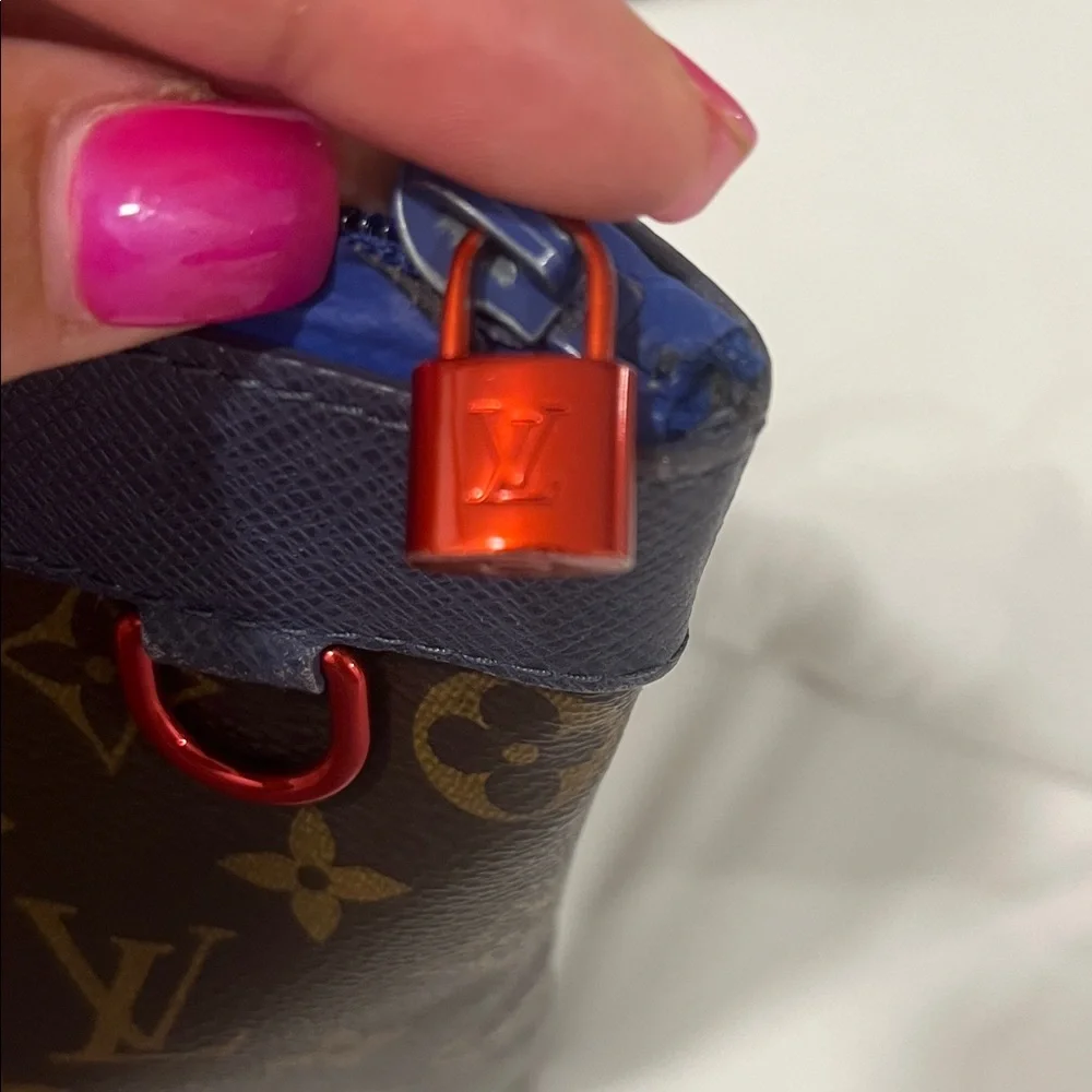 Louis Vuitton Monogram Brown and Blue Toiletry Bag
Women’s Clutch - Picture 4 of 6
